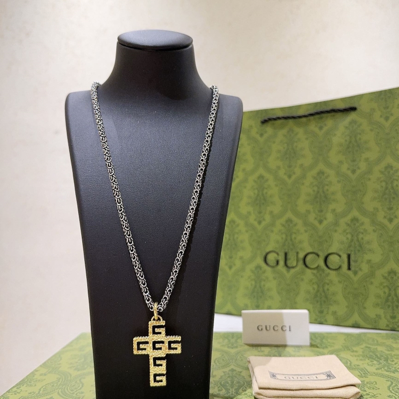 G*u*i necklaces